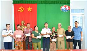 Cảnh sát biển tặng quà Tết các gia đình chính sách và hộ nghèo